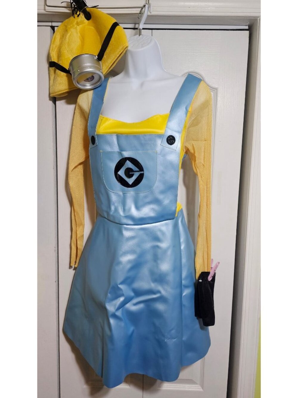Minion Stuart Deluxe Costume Polyvinyl  Dress Beanie Goggle Adult Women's Medium